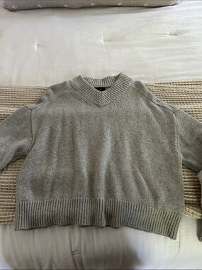 Gap grey v neck sweater